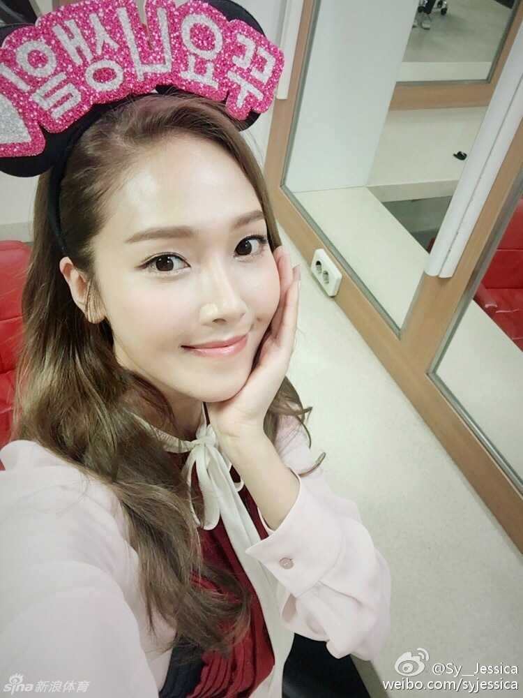 活动现场的马布里换上了休闲装，双手插袋展现出酷劲十足的侧颜，眼神专注而深邃，即使不在篮球场上，巨星风范也丝毫未减。