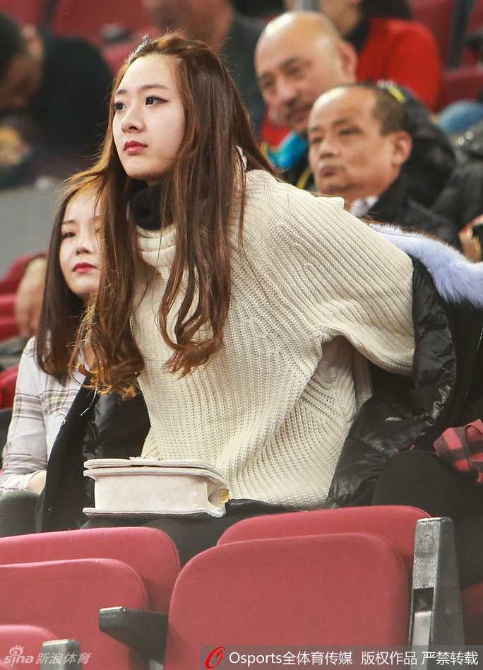方硕女友高媛在看台上神情专注，眉眼间带着浅浅的笑意，仿佛在用无声的语言为场上的恋人传递力量。