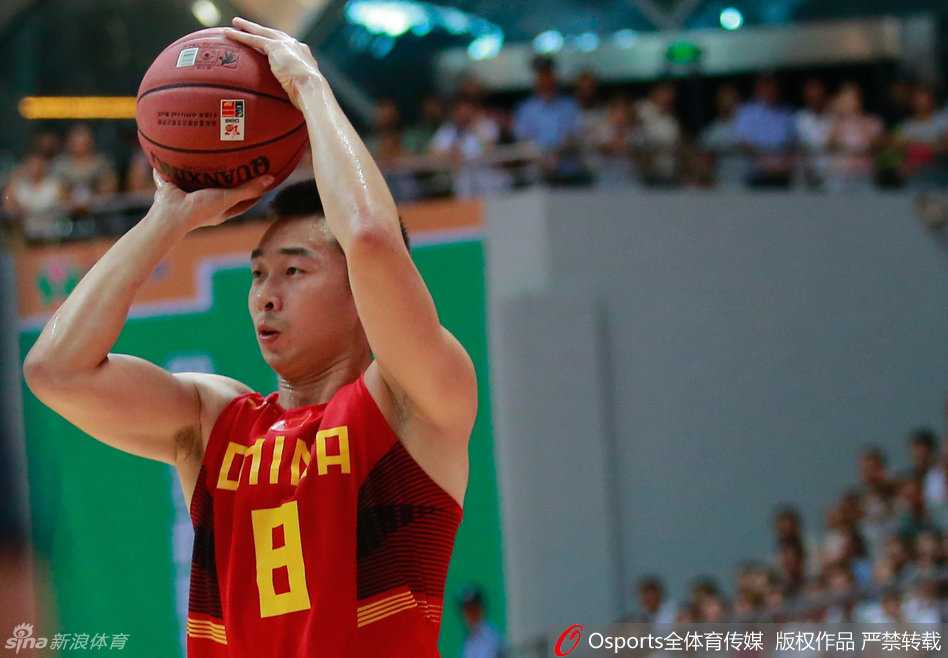 京城双星闪亮瓮安 国奥男篮虽败犹荣 王骁辉在进攻端突然启动,摆脱了紧贴的防守人,接球后毫不犹豫地出手,篮球带着全队的希望飞向篮筐。