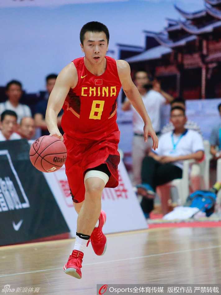 京城双星闪亮瓮安 国奥男篮虽败犹荣 王骁辉完成致命一击后,篮球还在篮筐上颠簸,他保持着出手姿势,全场球迷的目光都凝固在这一秒。