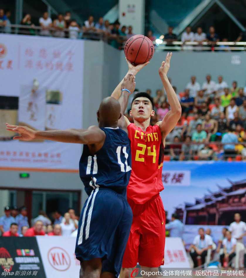 京城双星闪亮瓮安 国奥男篮虽败犹荣 王骁辉面对防守悍将毫无惧色,重心压得极低,篮球在他手中如同黏住一般,稳步向前场推进。