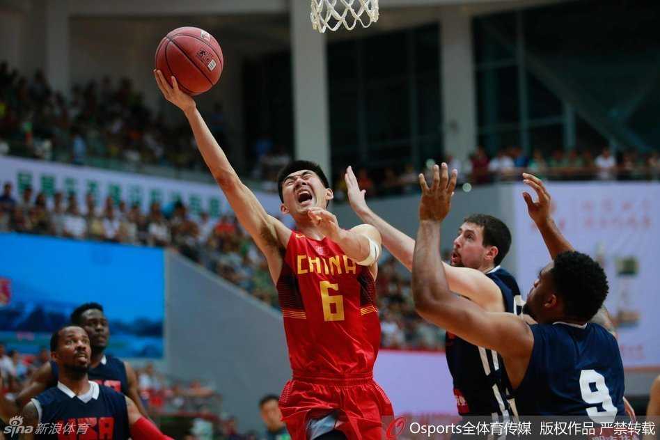 京城双星闪亮瓮安 国奥男篮虽败犹荣 方硕在人群中高高跃起,面对遮天蔽日的封盖,他毫无惧色,手腕轻柔一抖,将球稳稳投向篮筐。