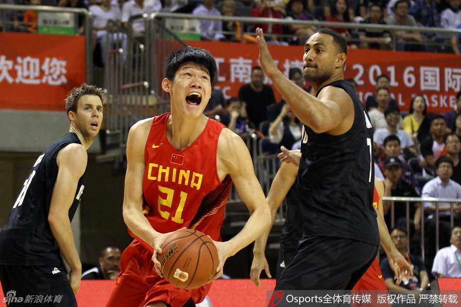 胡金秋在长人如林的篮下觅得良机，以柔和手感完成一次难度极高的反手上篮，灵巧步伐尽显年轻内线的锐气。