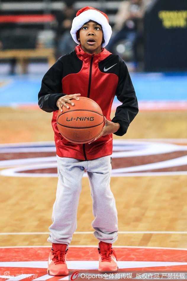 马布里在比赛中准备完成一次单手抛投，他腾空而起，手臂舒展，篮球即将离开指尖，身前的防守球员望尘莫及，动作定格如雕塑。