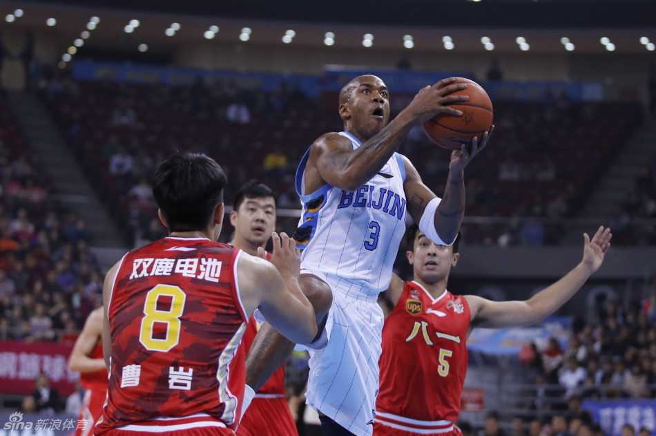 翟晓川持球反击如单骑闯关，一骑绝尘杀向八一队篮筐，展现出惊人的爆发力。