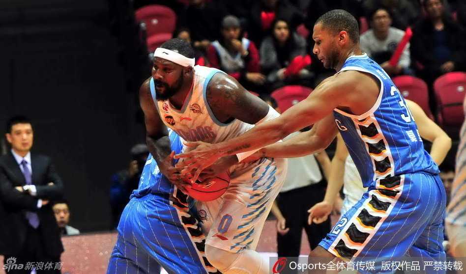 布拉切泰山压顶，背身单打如重型坦克碾入禁区，莫里斯全力顶防却在对抗中失去平衡，瞬间定格了力量与意志的残酷博弈。