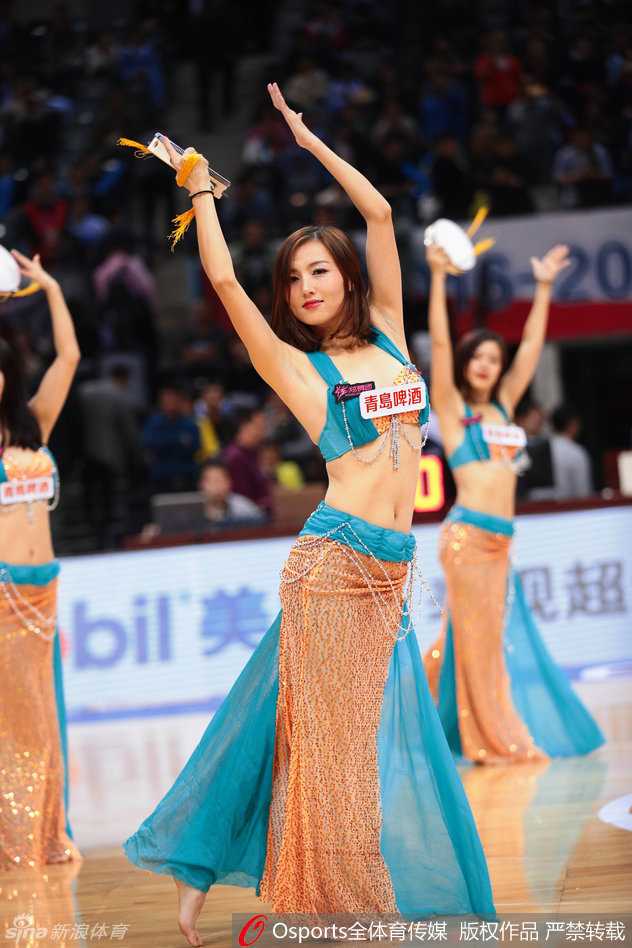 伴随着劲爆的音乐，啦啦宝贝们大秀靓丽身姿，每一个热舞动作都充满力量与韵律，展现出完美曲线与无限活力。
