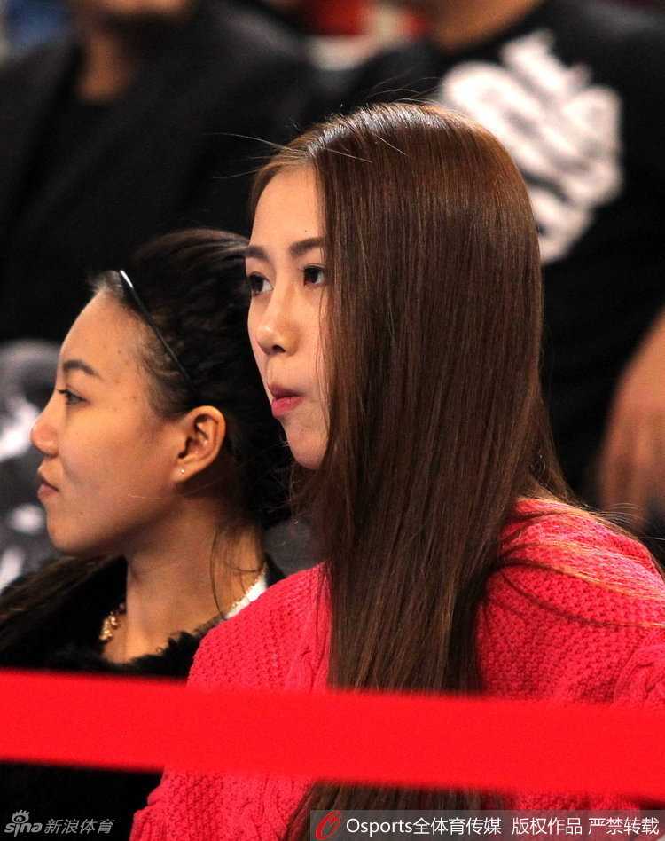 陈露全神贯注地盯着赛场，眼神随着丈夫孙悦的跑动而移动，右手轻轻托着下巴，优雅中透露出对比赛局势的丝丝紧张与期待
