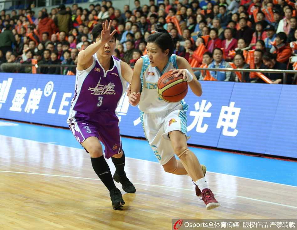 老将周宏华持球加速，以犀利的突破撕开上海队防线，展现出指挥官般的果断与坚决