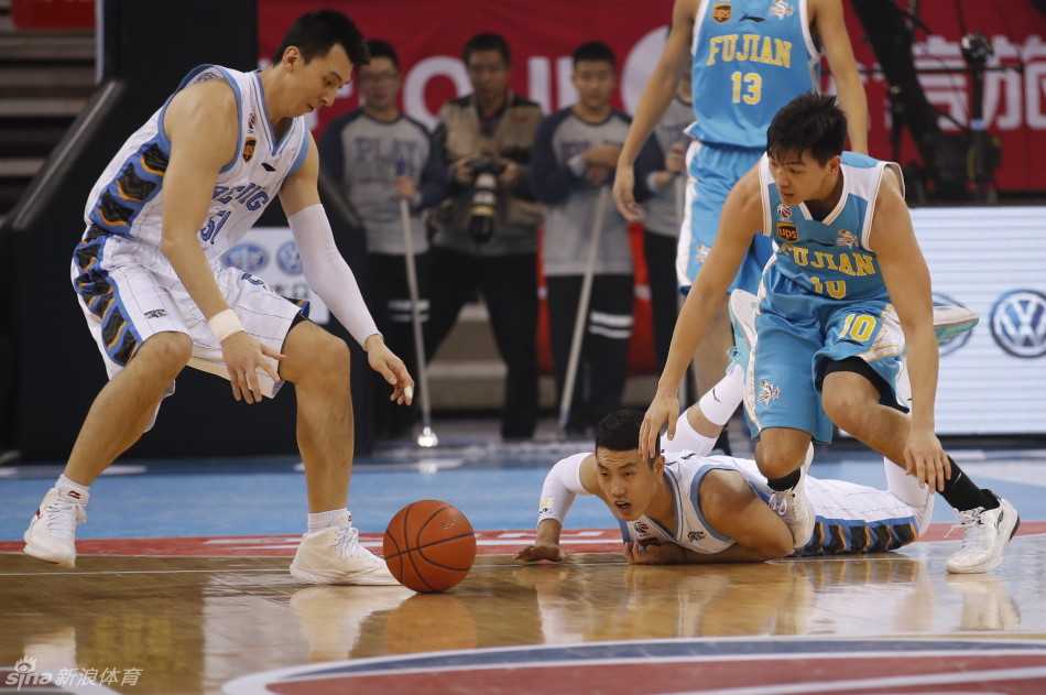 孙悦飞身封盖，长臂舒展如同大鹏展翅，篮球在指尖被无情拒绝，防守艺术在这一刻凝固。