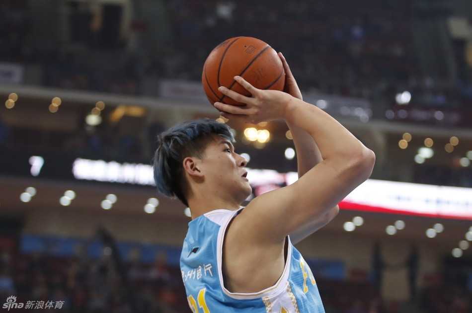 翟晓川在人群夹缝中强行上篮，对抗激烈，篮球在篮筐上颠簸，最终落入网窝。