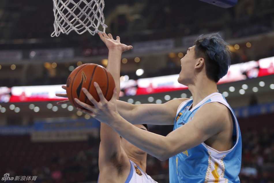 王哲林在莫里斯的严密笼罩下强行起跳，两人手臂纠缠，肌肉碰撞，诠释了内线强打的残酷法则。