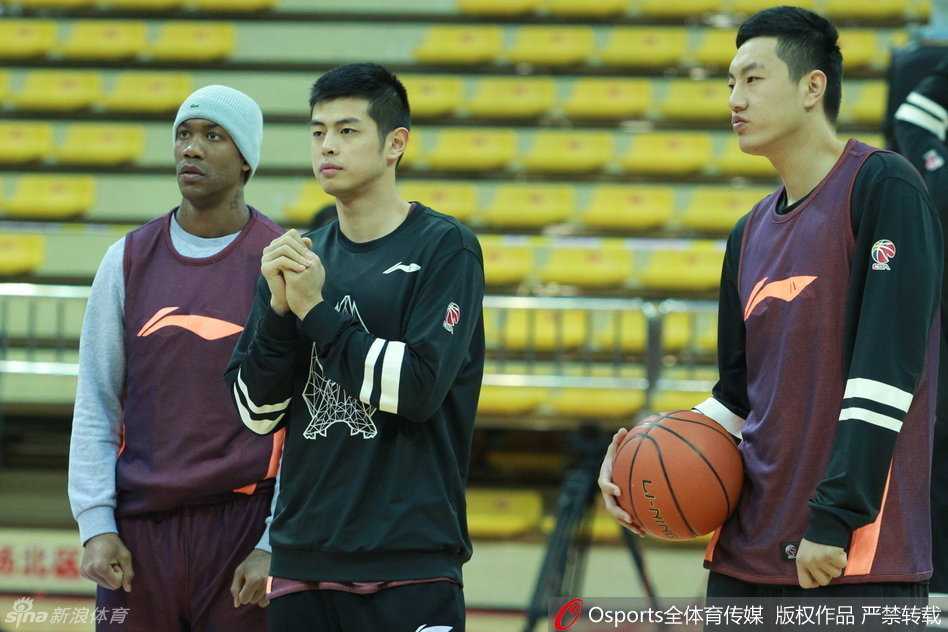 翟晓川不畏寒冷干拔跳投，身体完全伸展，仿佛在向严寒宣告“看我抗冻干拔一个”