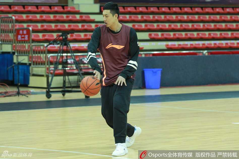 翟晓川在寒风中专注运球练习，双手快速交叉运球，冰花似乎在他脚下绽放