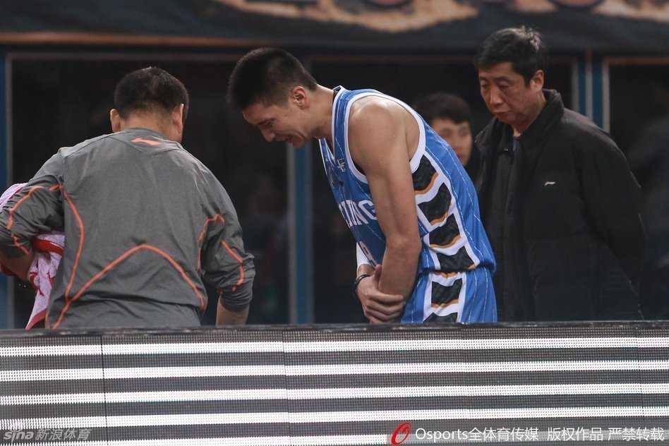 北京首钢队员翟晓川在人群中高高跃起，奋力拼抢前场篮板，他眼神坚毅，展现出一股不放弃任何机会的拼命三郎精神