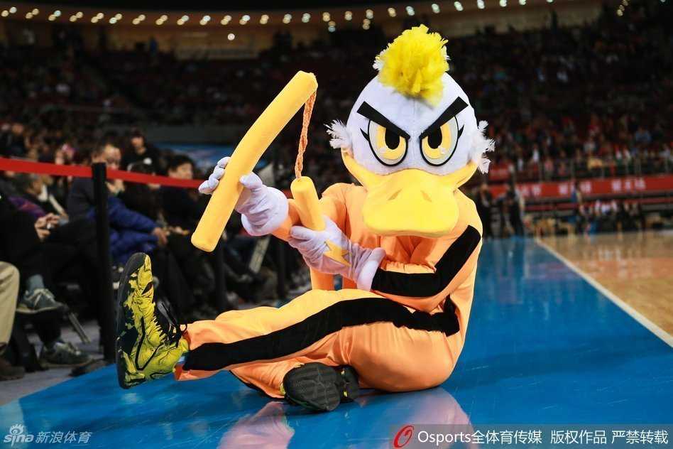 霹雳鸭压低身体重心，双节棍横于胸前，眼神锐利，摆出经典的进攻起手式，仿佛下一秒就要出击。