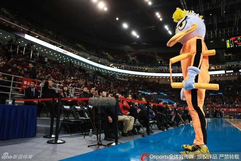 灯光下，霹雳鸭单手叉腰，侧身远眺，黄色战袍上的黑色纹路勾勒出健硕的肌肉线条，侧影英气逼人。