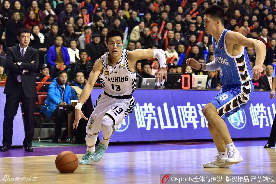 辽宁内线擎天柱韩德君背身单打张松涛，他庞大的身躯完全压制住对手，肌肉碰撞的瞬间张松涛几乎失去平衡，大韩硬生生在篮下凿出了得分区域。