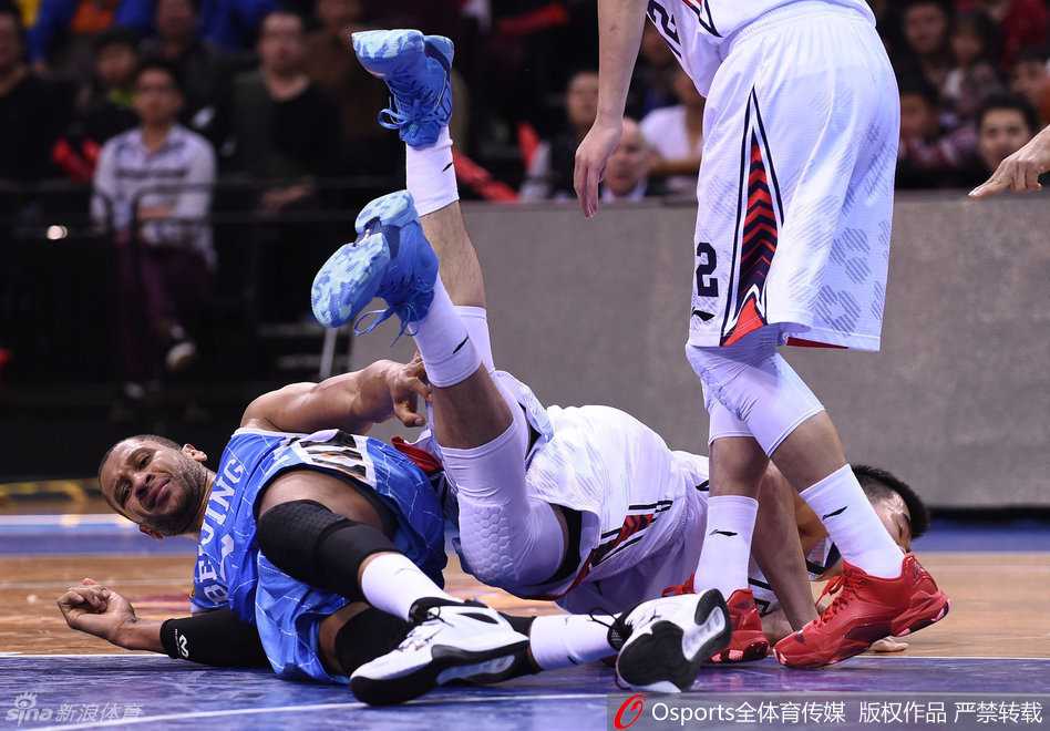 老马马布里横身飞堵何忠勉的上篮路线，身体在空中完全伸展，展现出超越年龄的拼搏精神。