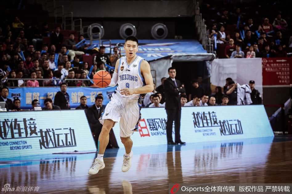 方硕在空中对抗后强势上篮，身体舒展如弓，皮球稳稳落入篮网，宣告着首钢新一代后卫的崛起