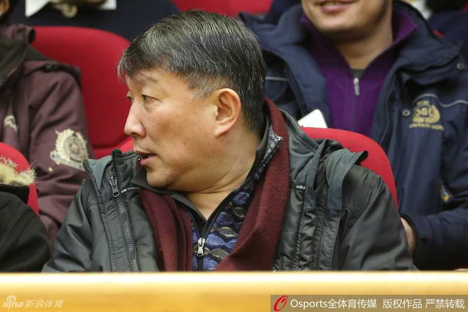 浙江队后卫一个加速变向急停，甩开青岛队防守人后冷静观察队友跑位