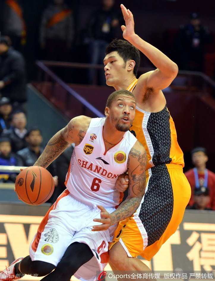 国家队主帅宫鲁鸣神情专注坐镇看台，目光如炬审视场上每一位潜力新星