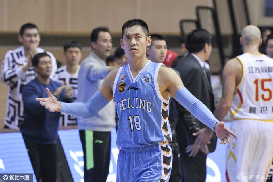 张松涛赛后与裁判握手致意,脸上挂着憨厚的笑容,尽显球场绅士风度。