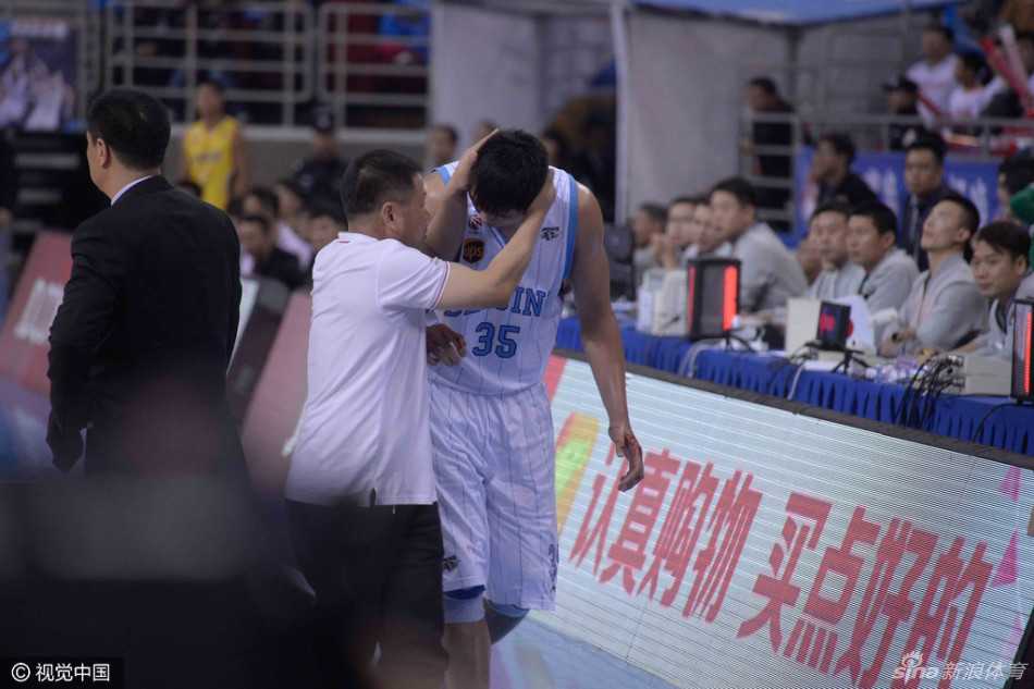 队医在更衣室为张松涛的耳部伤口进行紧急止血和缝合处理