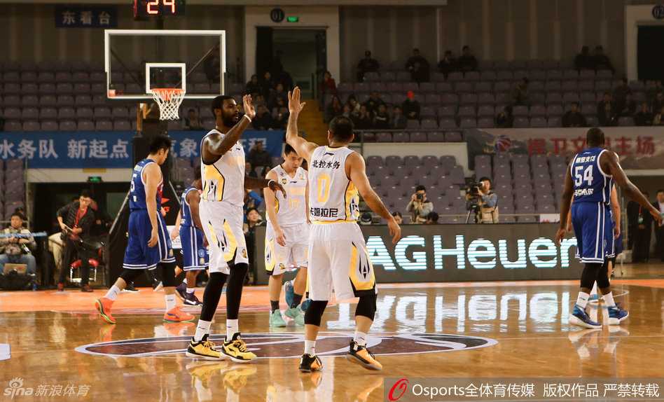 北控外援巴蒂斯塔在天津队的禁区之内，面对防守悍然起跳，手臂高举将球砸入篮筐，眼神中满是坚定与霸气。