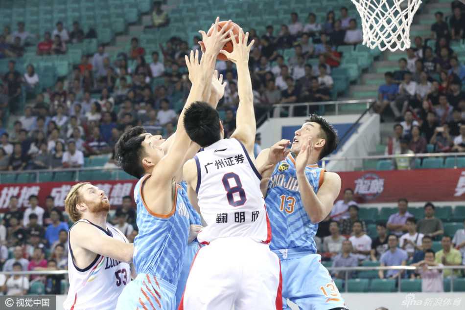 李根犹如重型坦克一般碾入禁区，迎着防守高高跃起，用一记势大力沉的封盖拒绝了对手的投篮，整个球场都回荡着盖帽的清脆声响。