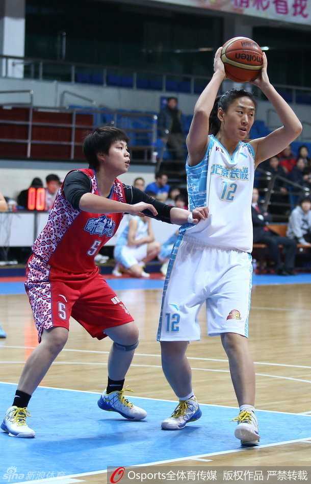 一次投篮不中后，双方球员在篮下展开了激烈的卡位战。北京队和新疆队的几名球员同时起跳，手臂交织，只为争夺那宝贵的篮板球。