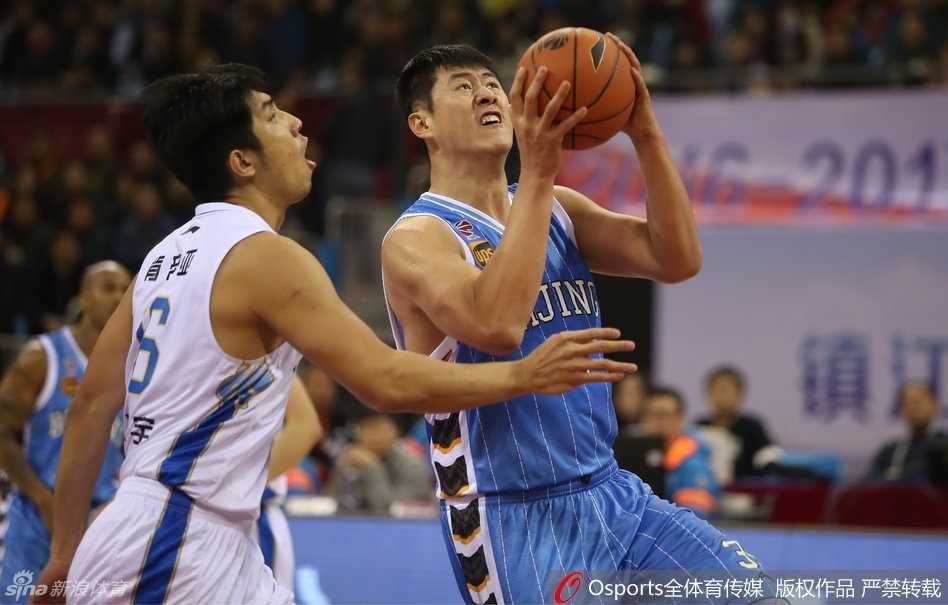 朱彦西底角接球，稳稳出手命中绝杀三分，全场沸腾，队友们疯狂涌上庆祝这来之不易的胜利。