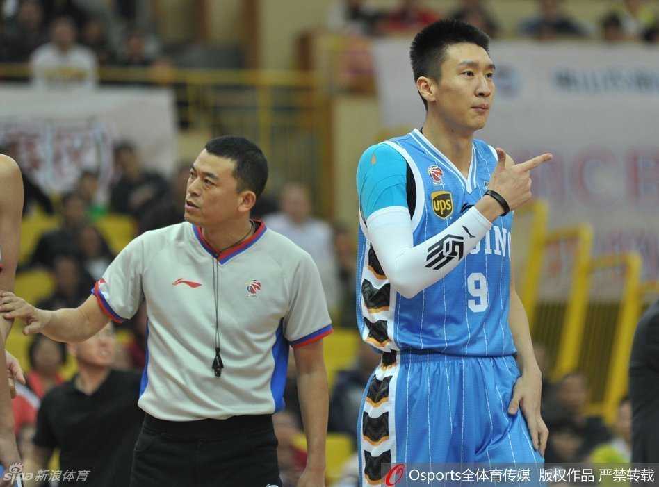 “马布里在佛山队多人包夹防守下，依然坚定地持球突破，眼神中透露出必胜的信念。”