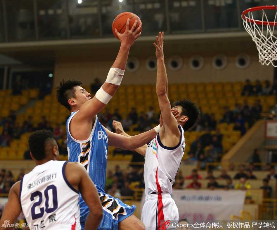 “张庆鹏命中关键三分后，激动地挥舞拳头，怒吼着与队友庆祝，点燃了全场的激情。”