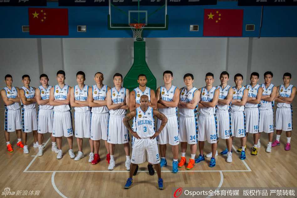 老马与外援莫里斯挡拆配合后心领神会，莫里斯顺下接球，北京双外援的默契连线是球队克敌制胜的经典战术。