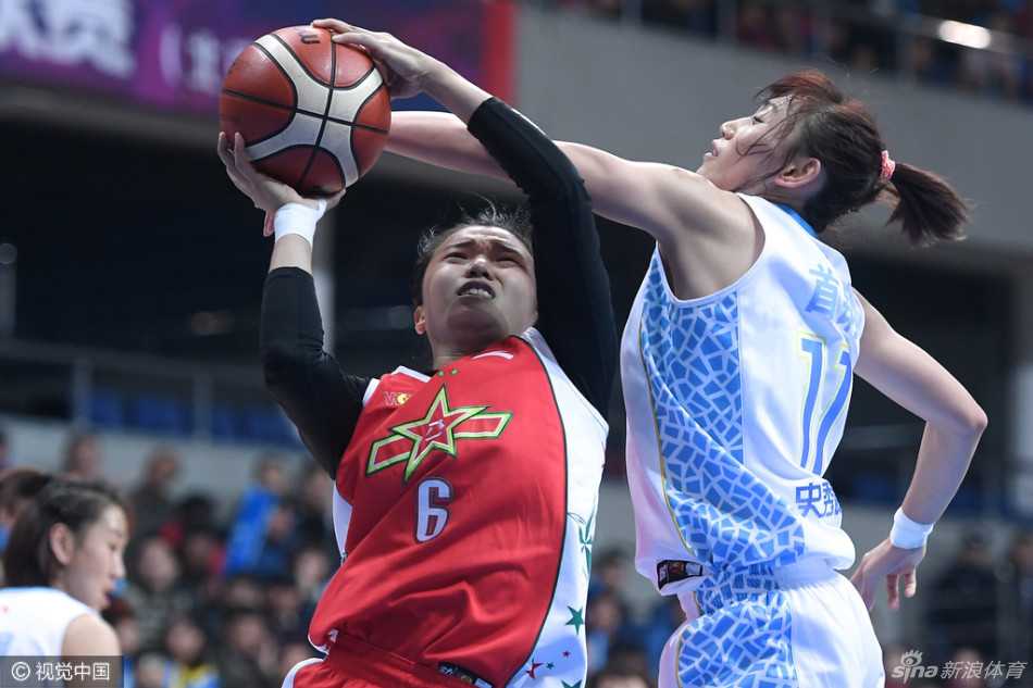 电光石火间，北京首钢球员腾空而起，面对八一队的严密防守，以一记柔和的上篮挑战篮筐高度。