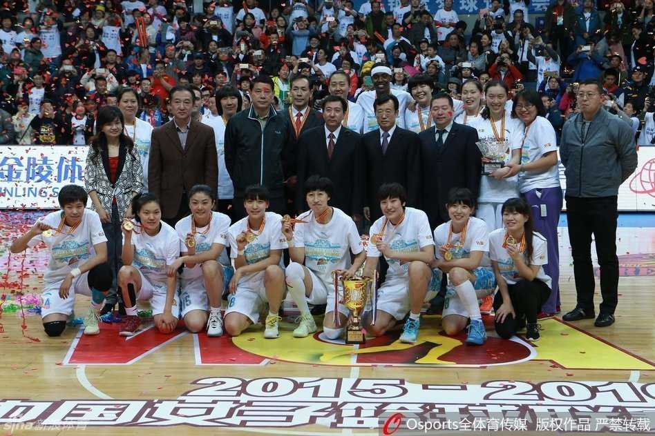 夺冠的喜悦必须有仪式感，姑娘们整齐划一站成排，面向镜头留下这张珍贵的全家福。闪光灯定格的不只是这一刻的荣耀，更是整支球队一个赛季同甘共苦、荣辱与共的深厚情谊。