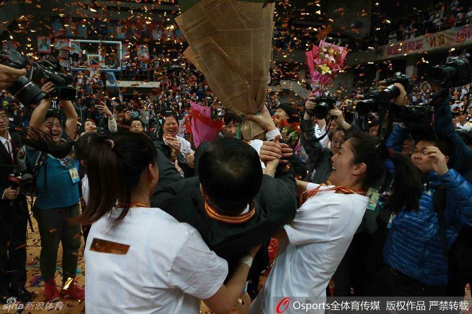 看台上，可爱的吉祥物也加入到了庆祝的队伍中，手舞足蹈地与观众互动。它萌萌的身影穿梭在欢乐的海洋里，与全场球迷共同分享着属于北京篮球的这一高光时刻。