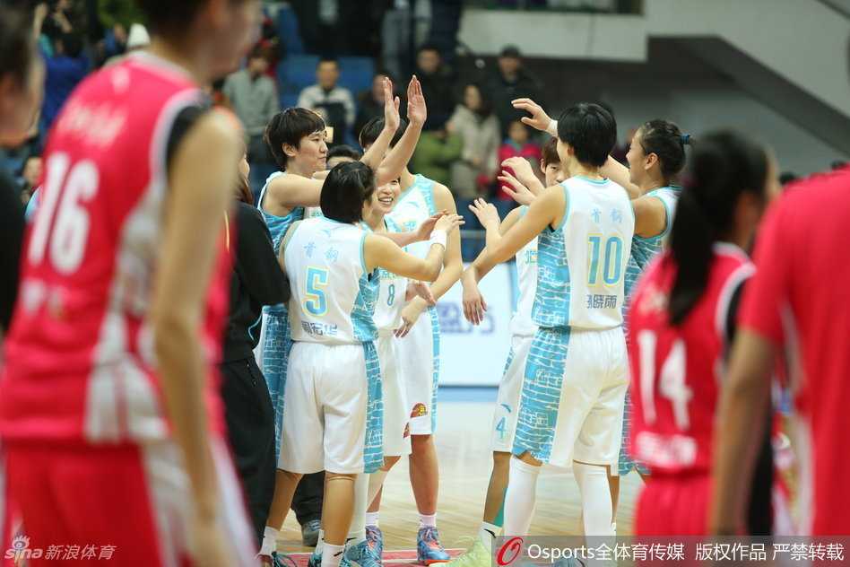 京城玫瑰傲霜开:北京女篮力克卫冕冠军挺进半决赛 玛雅·摩尔神情专注,正欲运球突破,她面前的防守球员张开双臂,寸步不让,仿佛一道难以逾越的屏障。