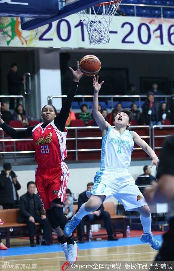 京城玫瑰傲霜开:北京女篮力克卫冕冠军挺进半决赛 北京队内线球员背身单打,利用强壮的身体倚住防守者,寻找转身投篮的绝佳机会,对抗十分激烈。