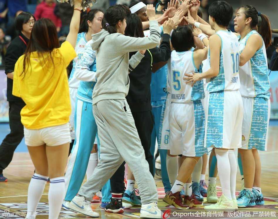 京城玫瑰傲霜开:北京女篮力克卫冕冠军挺进半决赛 北京女篮的姑娘们笑容灿烂,高高跃起相互击掌,庆祝这来之不易的晋级时刻,整个球场都沉浸在一片欢乐的海洋中。
