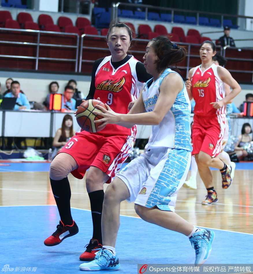 京城玫瑰傲霜开:北京女篮力克卫冕冠军挺进半决赛 北京队核心球员运球急停,高高跃起,在对手的干扰下从容出手,皮球划出一道优美的弧线,空心入网,重现标志性跳投的风采。