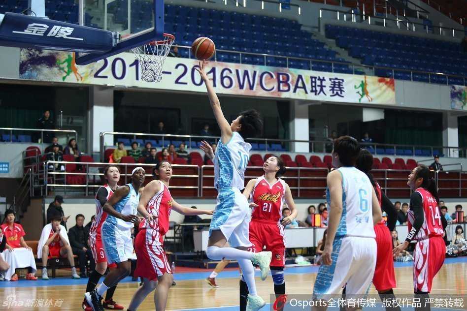 京城玫瑰傲霜开:北京女篮力克卫冕冠军挺进半决赛 北京队外援福尔斯高高跃起,以一记势大力沉的盖帽拒绝了山西队的上篮,展现了其在防守端的绝对威慑力。