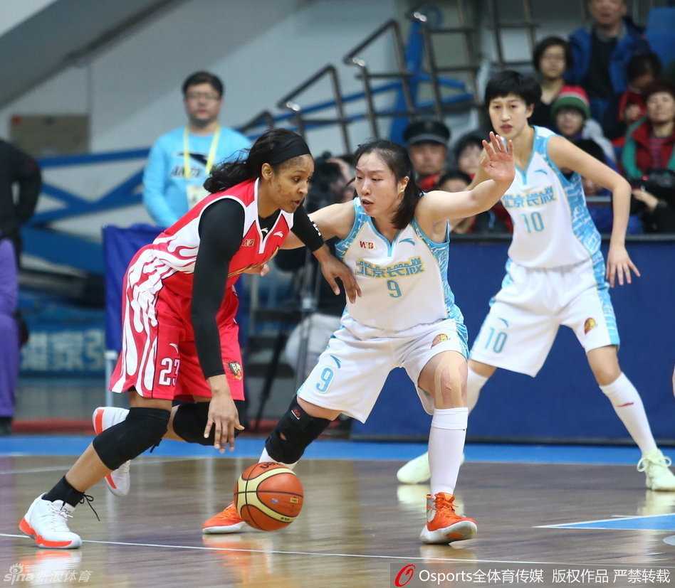 京城玫瑰傲霜开:北京女篮力克卫冕冠军挺进半决赛 北京队球员在混战中觅得良机,一个箭步杀入篮下,面对补防球员,勇敢地上篮得分,动作一气呵成。