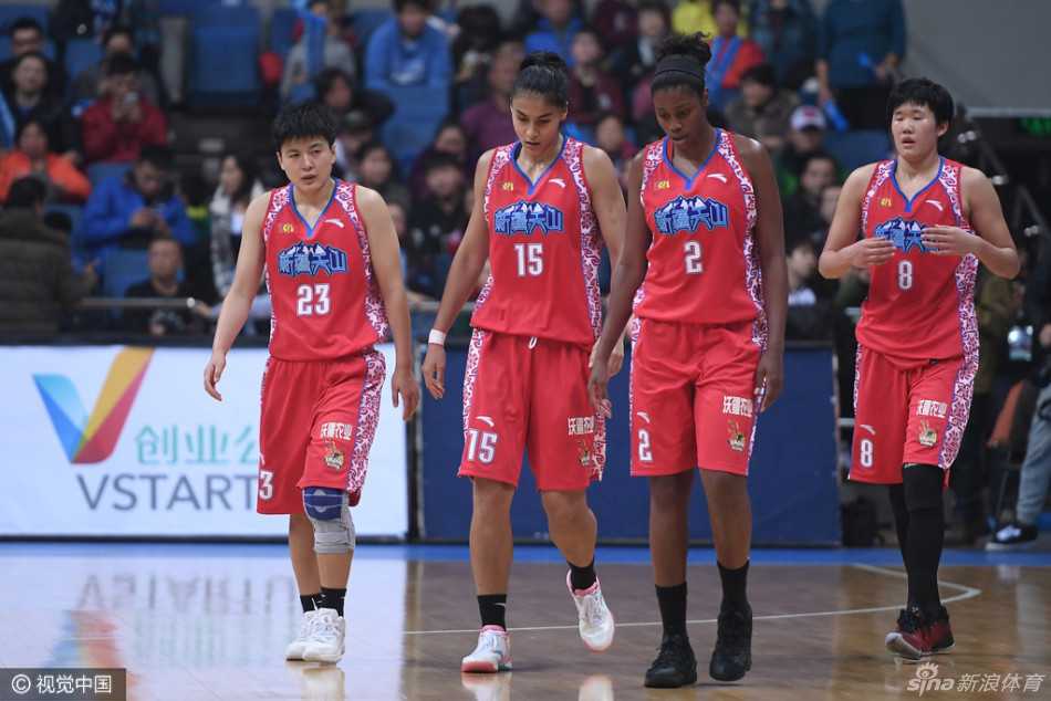 京城玫瑰傲霜绽放 新疆女篮虽败犹荣 夺冠后的北京首钢女篮将帅围在一起,手舞足蹈地庆祝这来之不易的胜利,每个人脸上都洋溢着纯粹的喜悦与自豪。