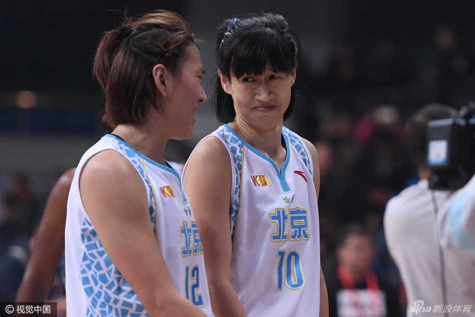 京城玫瑰傲霜绽放 新疆女篮虽败犹荣 终场哨响,北京首钢女篮的队员们紧紧相拥,脸上绽放出比阳光还灿烂的笑容,这是属于冠军的荣耀时刻。