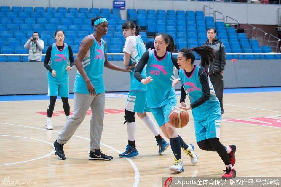 外援福尔斯在三秒区要位，接球后毫不犹豫地转身跳投。篮球划过一道完美的弧线空心入网，她落地时肌肉紧绷，力量感十足，尽显WNBA级别内线的统治力。