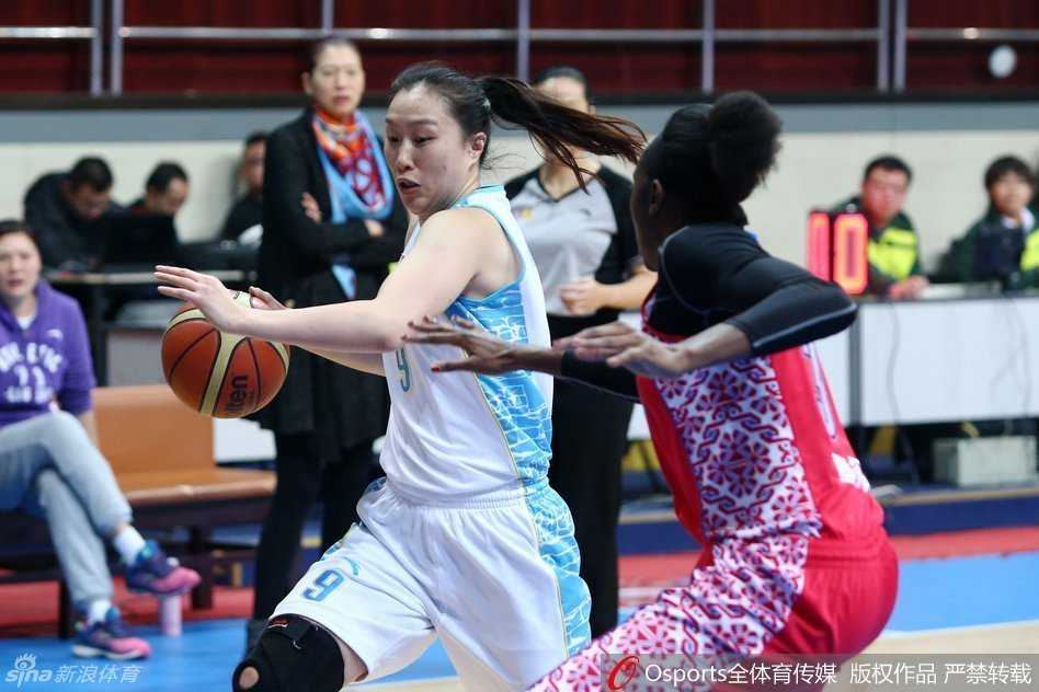 邵婷强行突破上篮，在空中与新疆防守队员发生身体对抗，身体扭曲依然将球抛出。