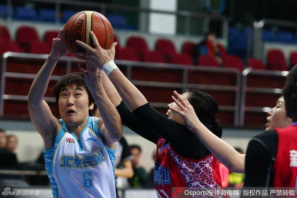 张帆在篮下卡位要球，面对新疆外援高举高打的防守，依然利用脚步寻找上篮机会。