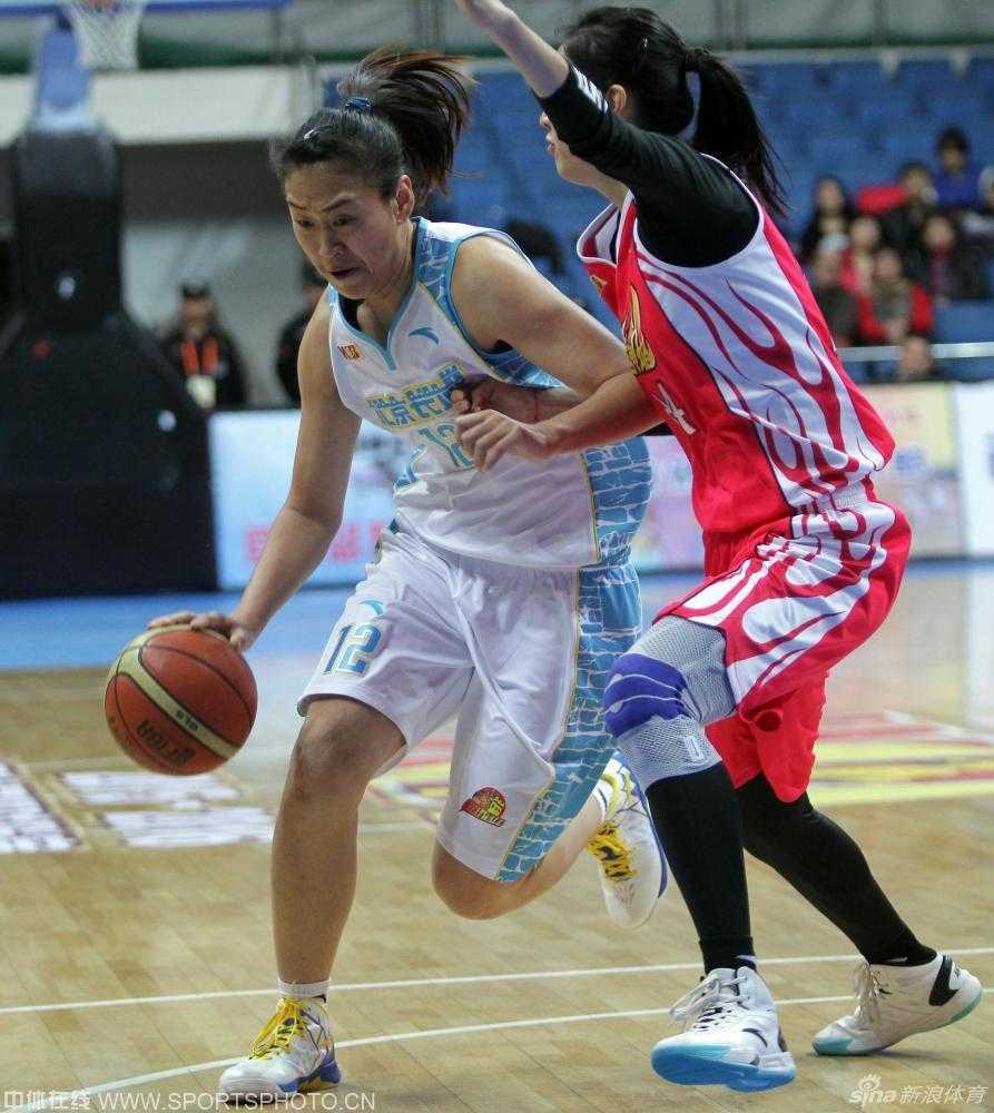 高颂犹如利刃出鞘，凭借灵活的脚步和迅猛的速度，瞬间撕开山西队严密的防线，强势杀入篮下。